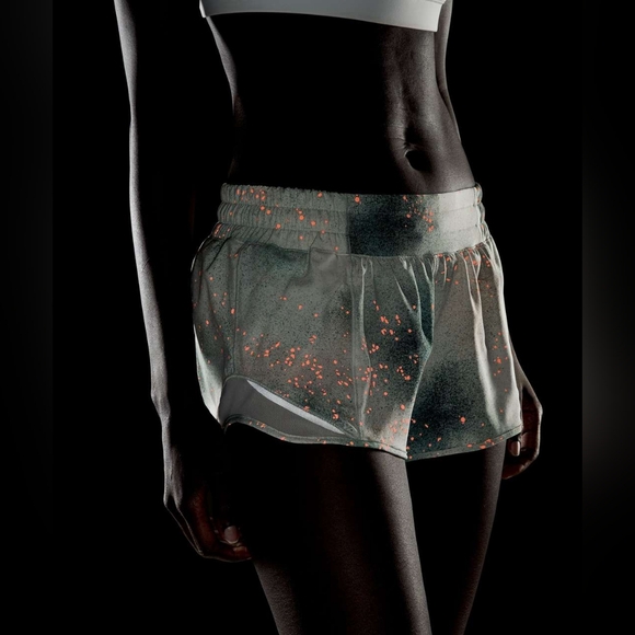 Lululemon Hotty Hot Low Rise Short 2.5" reflective - Picture 2 of 10